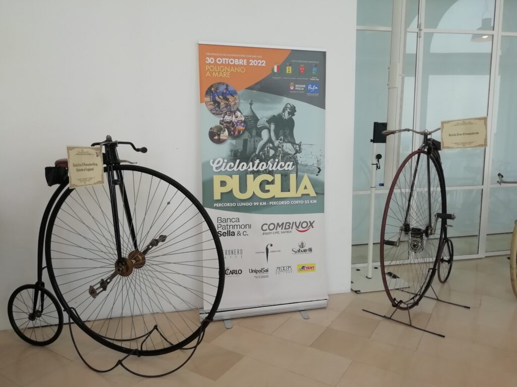 Bici al museo con locandina